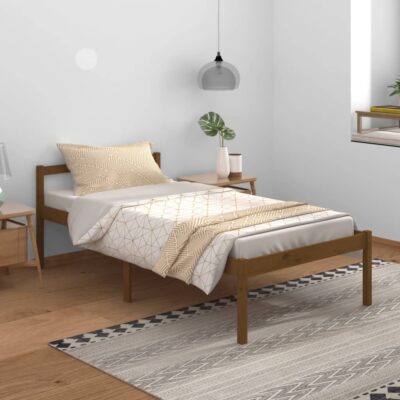 Lisage oma magamistuppa modernsust selle puitvoodiraamiga! See on teie interjöörile praktiline ja dekoratiivne lisa. Kvaliteetne materjal: naturaalse viimistlusega männipuit Töödelge pinda õli